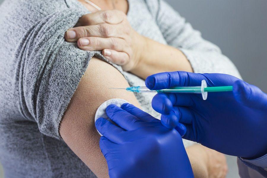 BioNTech no garantiza la eficacia de la vacuna si se retrasa la aplicación de la segunda dosis