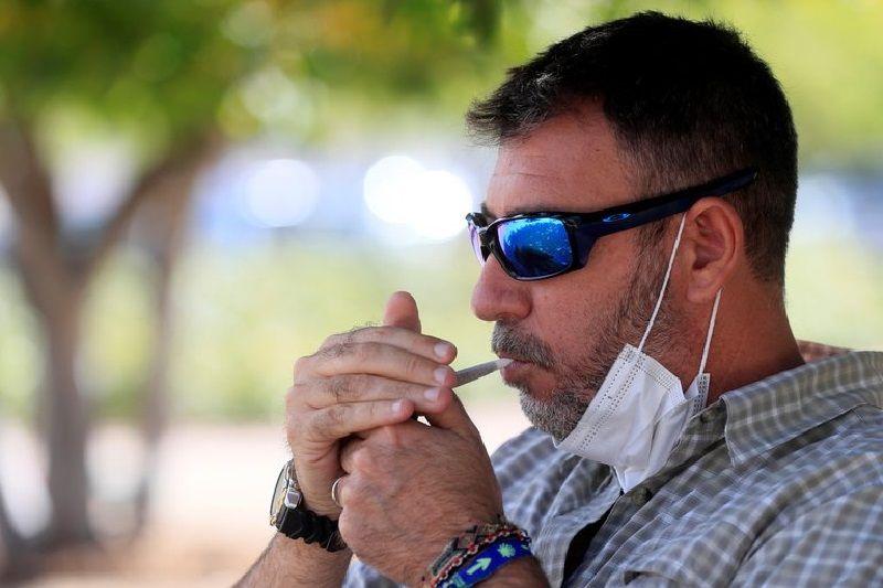 Los fumadores tienen un 50% más de riesgo de desarrollar 10 síntomas de COVID-19