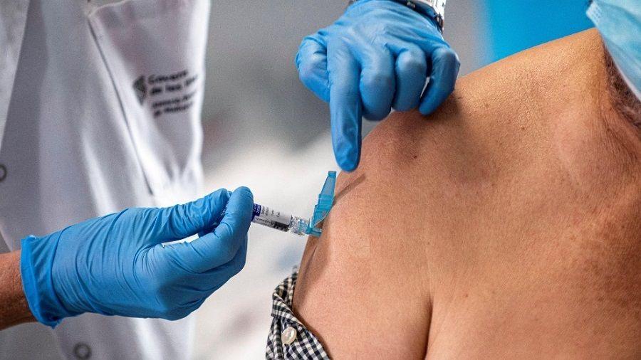 El Gobierno analiza diferir la aplicación de la segunda dosis para vacunar a más gente