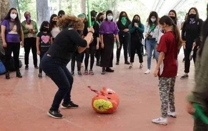 Fotos de feministas golpeando piñata de un feto causan controversia en redes