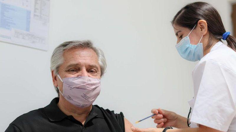 El presidente y el ministro de salud recibieron la primera dosis de la vacuna contra la COVID-19