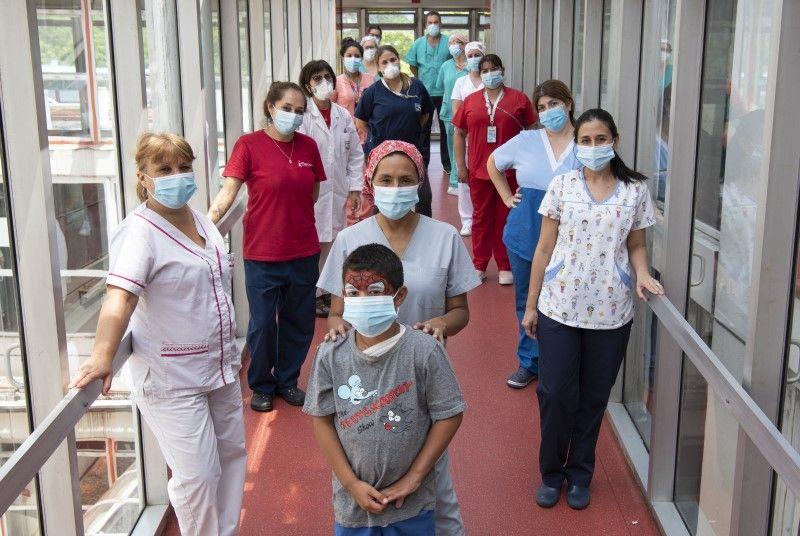 Garrahan: maquillan a niños con quemaduras graves para estimular su recuperación