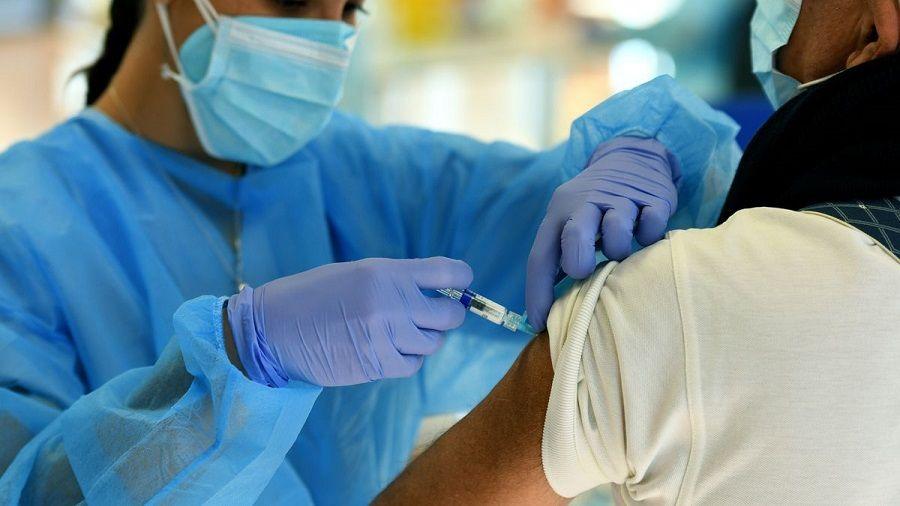 ¿Hay que vacunarse primero contra la COVID-19 o contra la gripe?