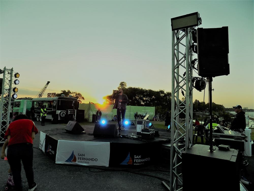 SHOW GUSTAVO SANTILLAN EN EL ¨PARQUE NAUTICO SAN FERNANDO¨