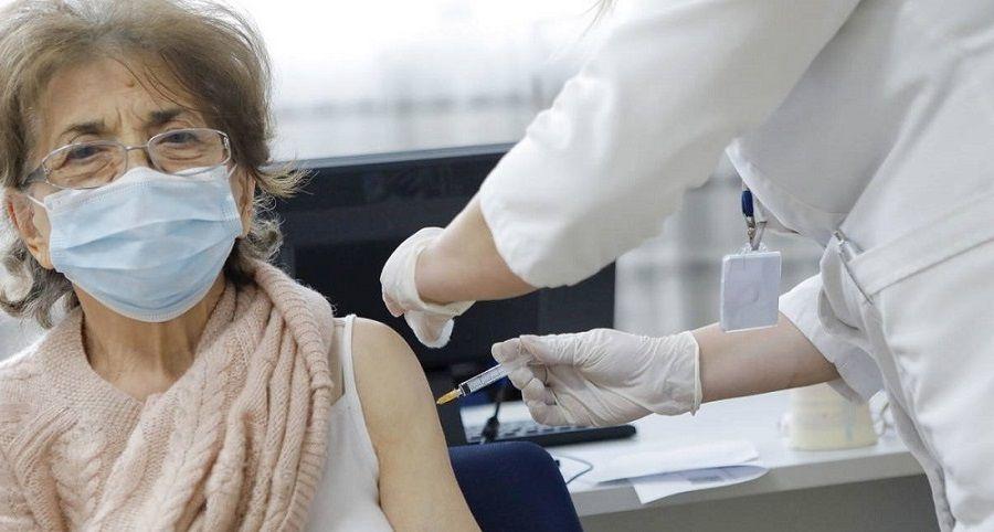 Autorizan de emergencia la vacuna Sinopharm para mayores de 60 años