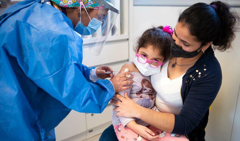 Las vacunas salvan vidas y son una de las medidas más equitativas para la población