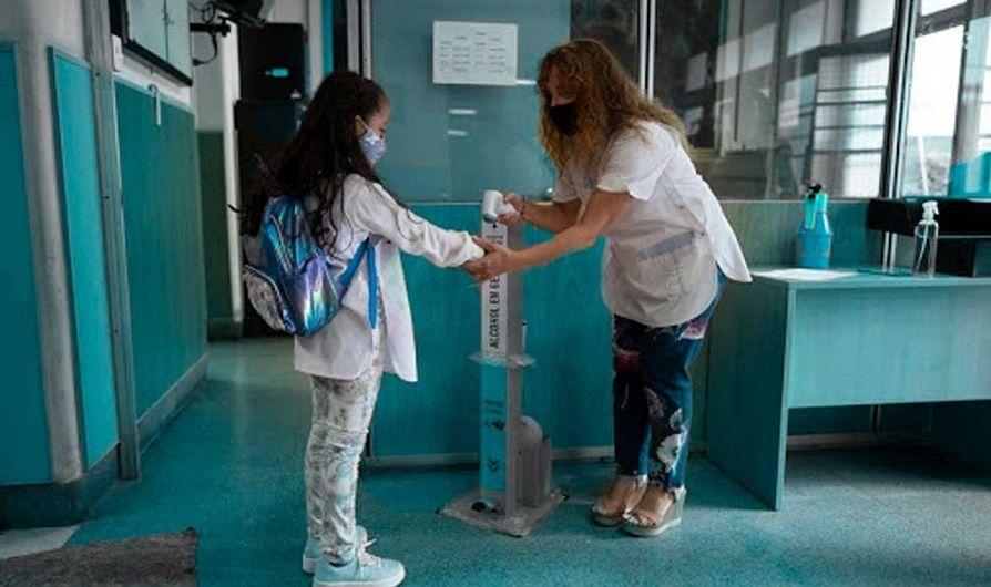 Estudio: Suspender la presencialidad escolar contribuye a reducir los contagios de coronavirus