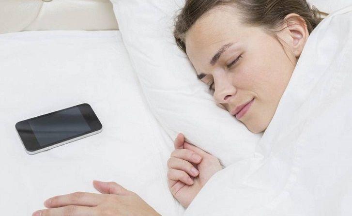Por qué no se debe dormir cerca del celular