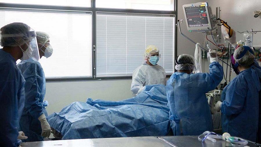 Psiquiatras e intensivistas advierten sobre el agotamiento mental de trabajadores de la salud