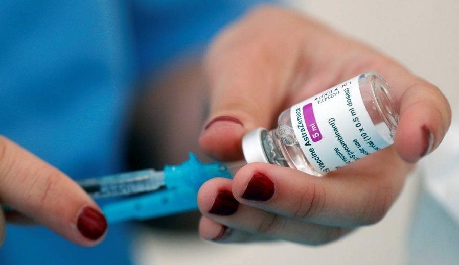 Estudio: Un intervalo de varios meses entre 2 dosis de AstraZeneca mejora su eficacia