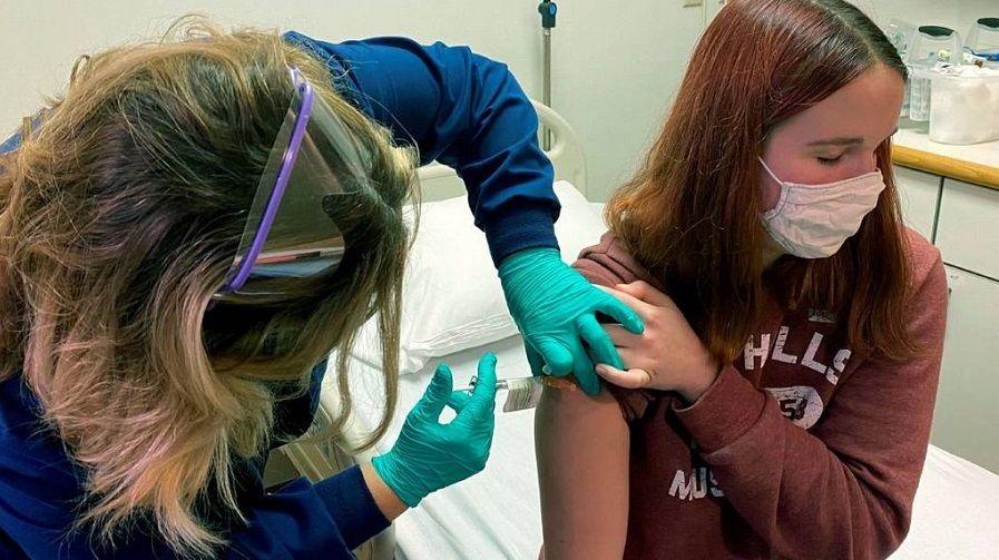 Comenzó la vacunación de adolescentes de 12 a 17 años con factores de riesgo