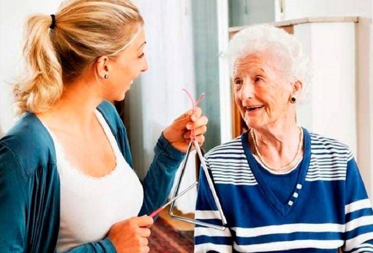 Los adultos mayores y la necesidad de contar con un cuidador domiciliario