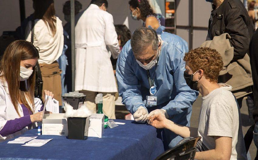 San Isidro: continúan los operativos de test de anticuerpos, hisopados y vacunación en vía pública