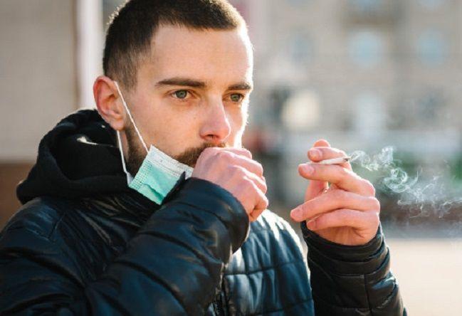 Fumar podría disminuir el número de anticuerpos tras la vacunación