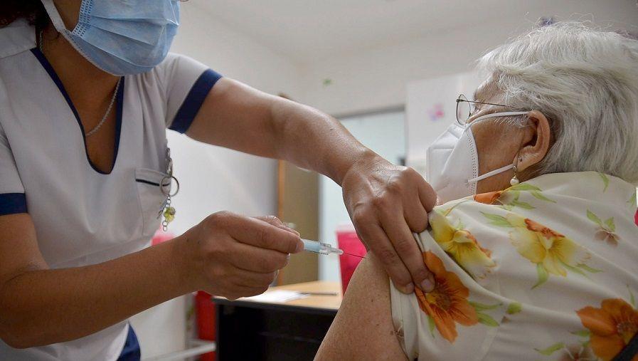 En Argentina más del 60% de los mayores de 50 años tienen 2 dosis contra COVID-19