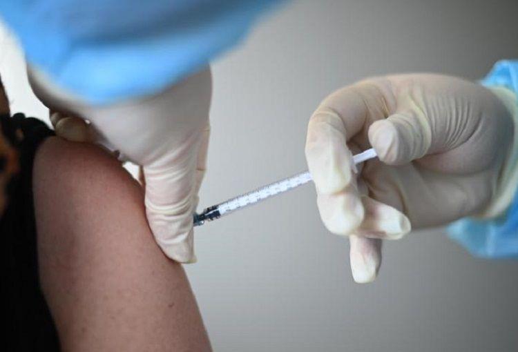 Estudio confirma la efectividad de las vacunas pero alerta que disminuye a los 6 meses