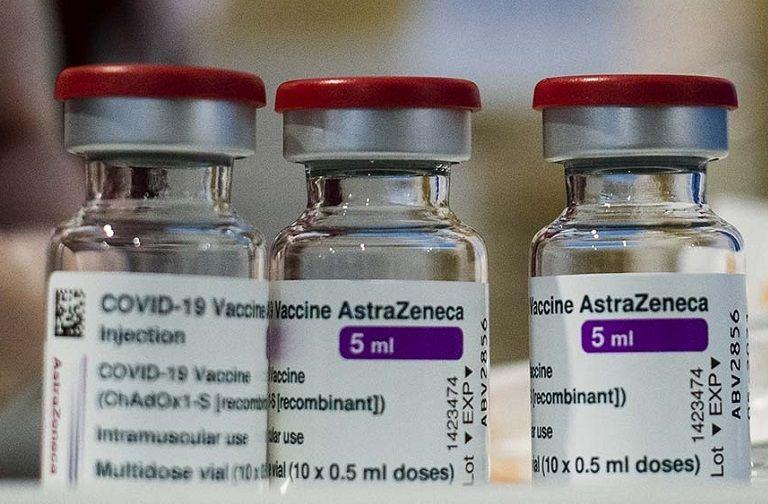 Afirman que el riesgo de trombos es mucho menor tras vacunarse que al contraer coronavirus