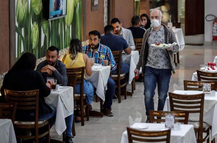 Cuál es el riesgo de contagio para los vacunados con 2 dosis, comer en espacios cerrados