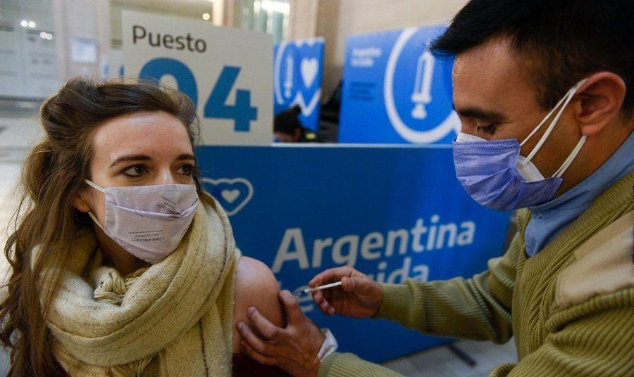 El 50% de la población mayor de 18 años ya completó su esquema de vacunación contra COVID-19