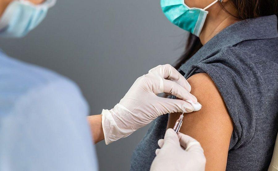 Más del 86% de los mayores de 18 tiene al menos una dosis contra el coronavirus