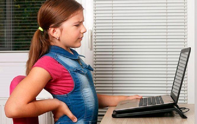 Otro perjuicio más de las pantallas en los niños: Los dolores de espalda y de cervicales