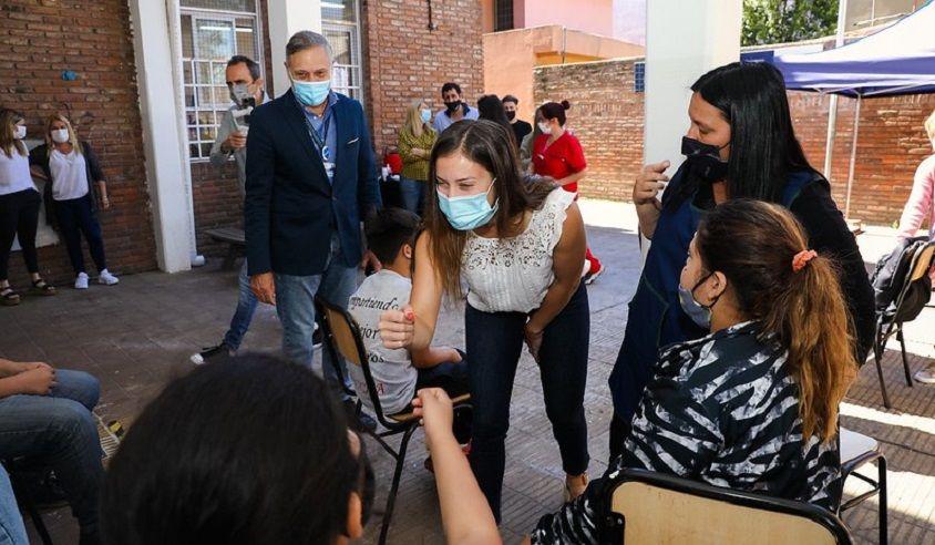 COVID-19: Se realizó un operativo de vacunación en la Escuela Malvinas de Beccar