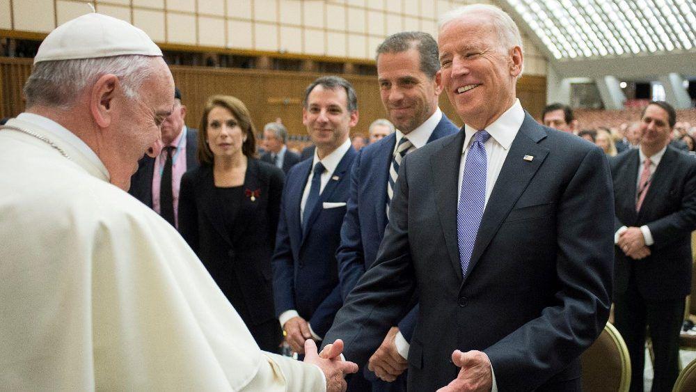 Biden dice que el Papa lo autorizó a seguir comulgando y que no hablaron del aborto