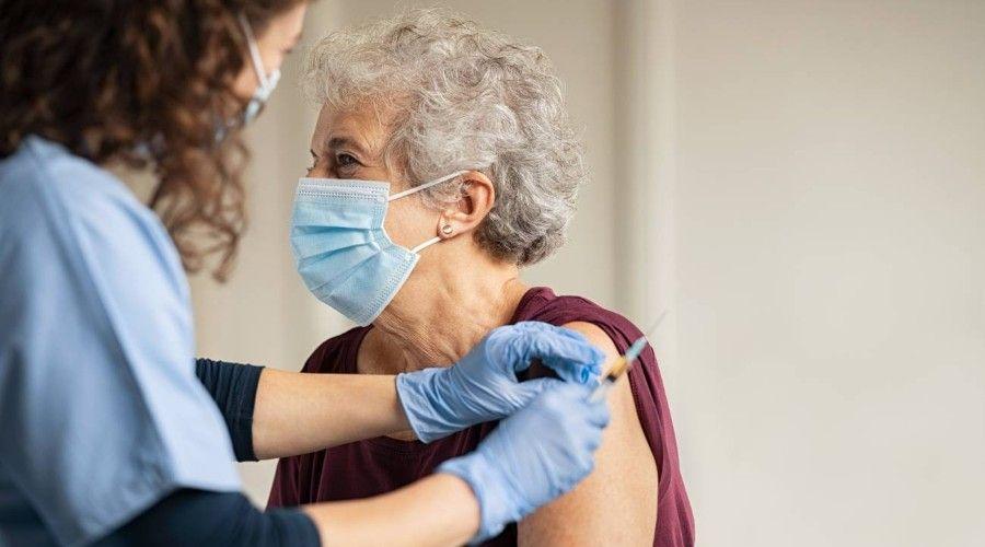 Anunciaron la aplicación de una dosis de refuerzo a personal de salud y mayores de 70