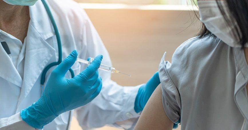 El 60 % de la población del país ya completó su esquema de vacunación contra la COVID-19