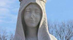 Rompen las manos y el rostro de imagen de la Virgen de Fátima en iglesia católica