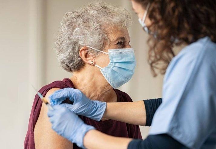 En mayores de 65 la tercera dosis multiplica por 10 los anticuerpos contra Ómicron