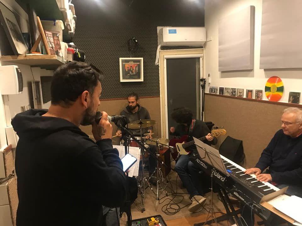 GUSTAVO SANTILLAN ¨ZAMBA PARA OLVIDAR¨ CON ¨LA BANDA¨