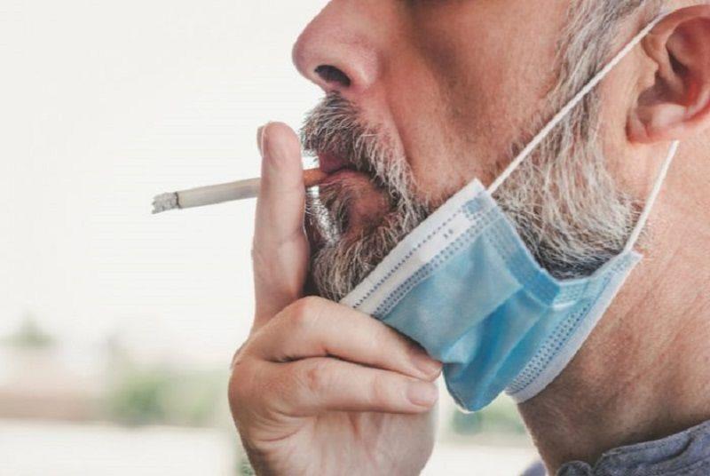 ¿Las vacunas contra la COVID-19 son menos efectivas en los fumadores?