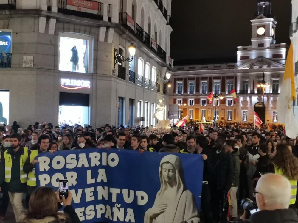 Rosario por la Juventud: miles de personas desbordan las calles de Madrid para «conquistar el cielo»