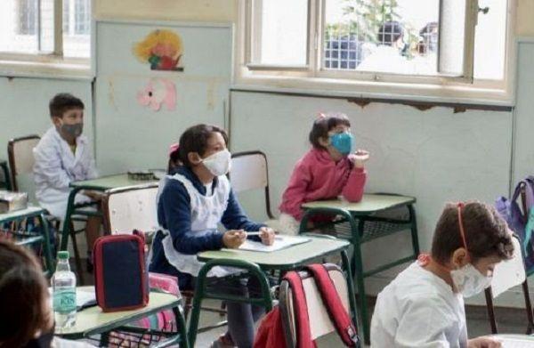 Especialistas afirman que no es momento de retirar la obligatoriedad del barbijo en las aulas