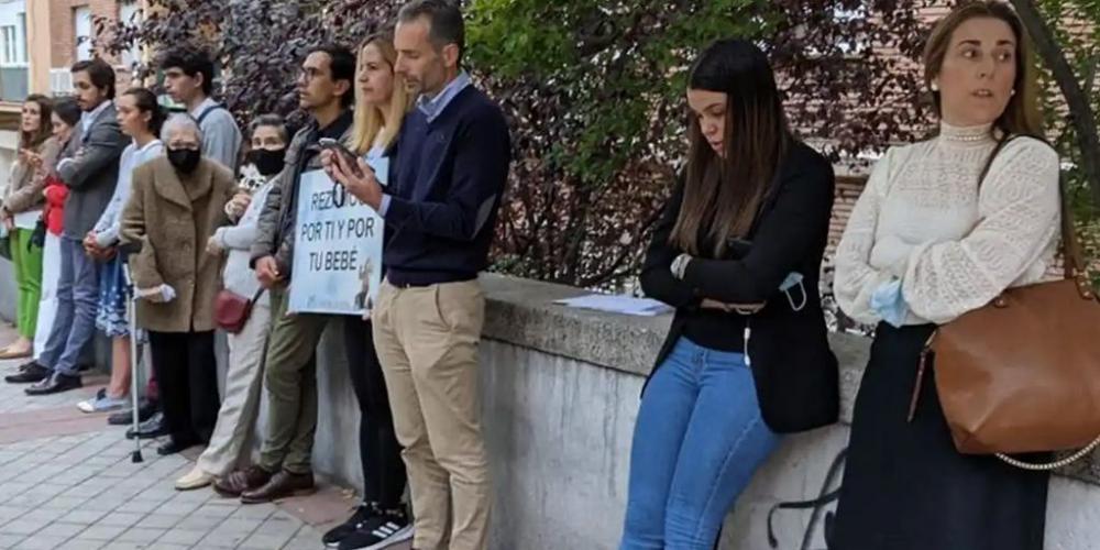 EN ESPAÑA REZAR ES DELITO