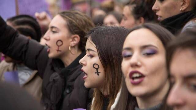 ¿Está acabando el feminismo con «la mujer femenina»? Una «emergencia de nuestro tiempo» que afrontar