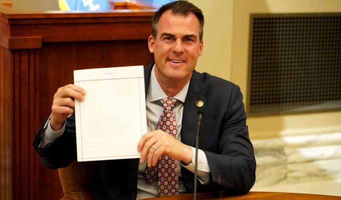 El gobernador de Oklahoma firma la ley más anti-abortista de EE.UU