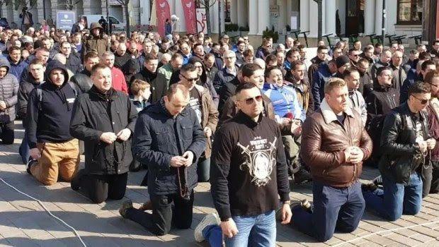 Unos 2500 hombres rezaron el Rosario en la Plaza de Mayo
