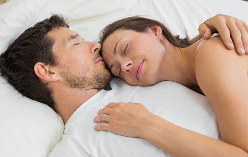 Los adultos duermen mejor acompañados que solos