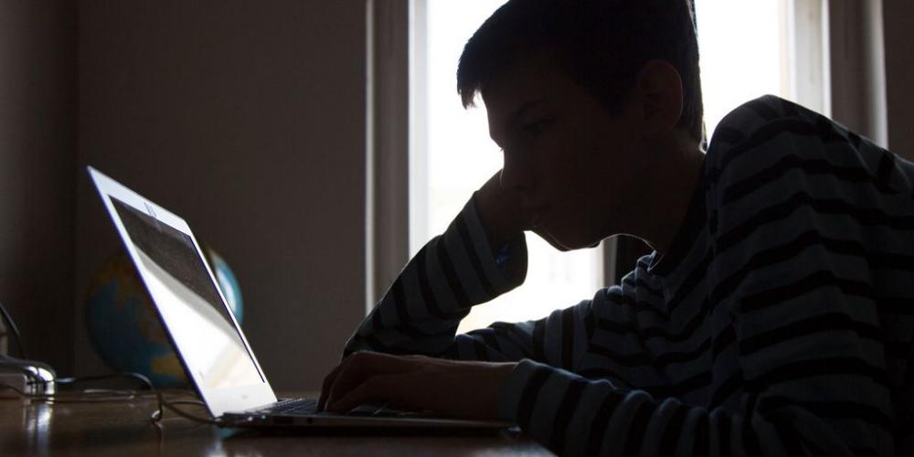 PROTEGER A LOS NIÑOS DE LO QUE LES LLEGA POR INTERNET