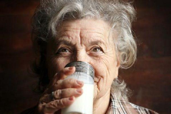 Estudio relaciona el consumo de leche entera con deterioro cognitivo en adultos mayores