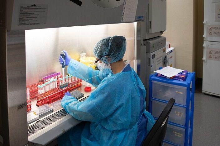 Revisan la nueva versión de vacuna de Moderna para variantes de COVID-19