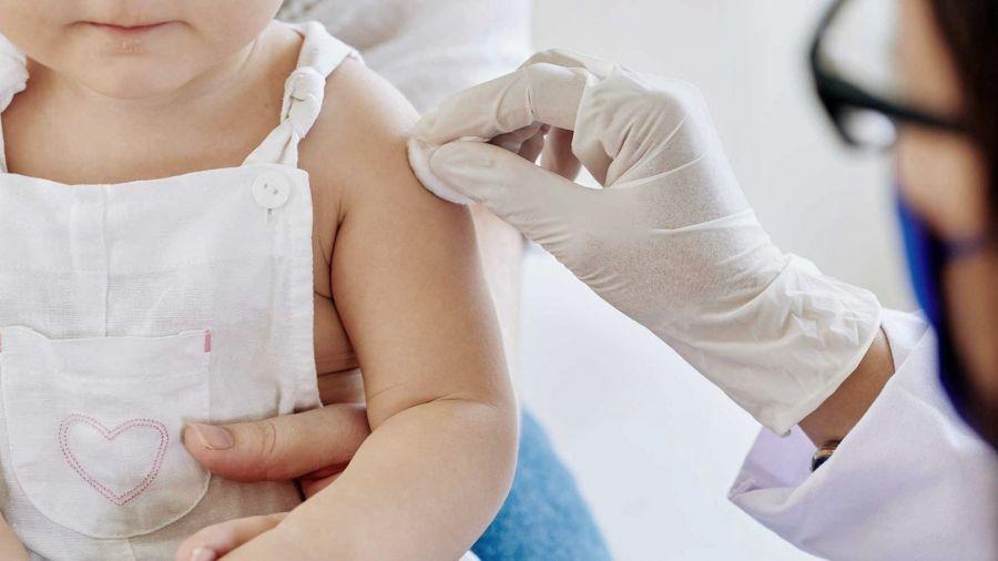 La vacuna pediátrica contra el coronavirus es segura y protege la presencialidad escolar