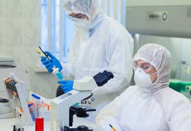 Covid: cómo funciona la vacuna de doble cepa aprobada en Reino Unido