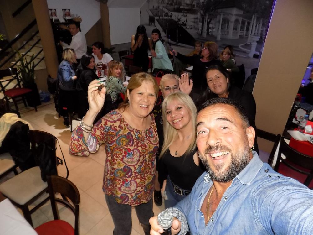 FOTOS SHOW GUSTAVO SANTILLAN EN ¨MANUS SANTOS LUGARES¨