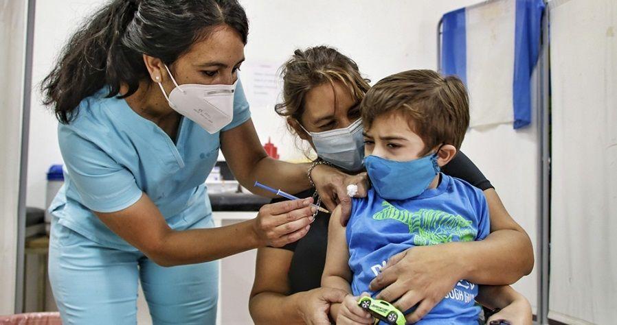 Covid: advierten por el bajo volumen de vacunación en niños y que la pandemia no terminó