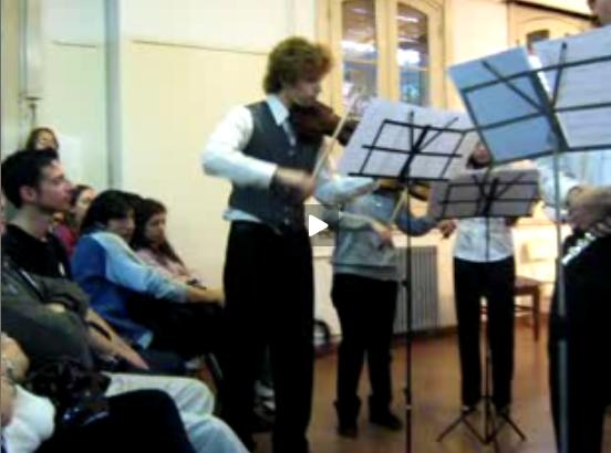 Maty en orquesta acompañando flautista