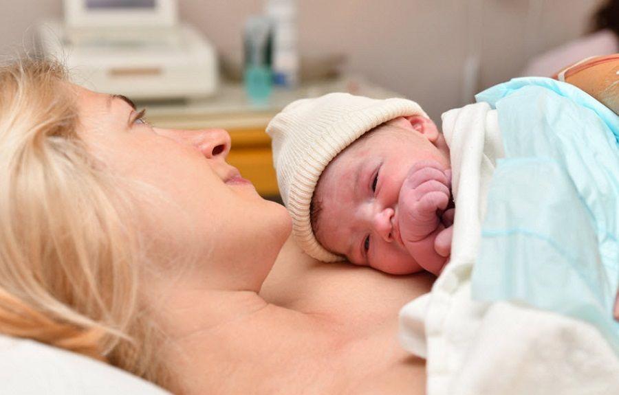 OMS: Recomiendan el contacto inmediato de piel con piel para la supervivencia de bebés pequeños y prematuros