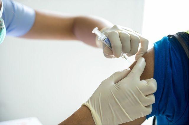 Ministerios de Salud del país llamaron a aplicarse vacunas de refuerzo contra la COVID-19